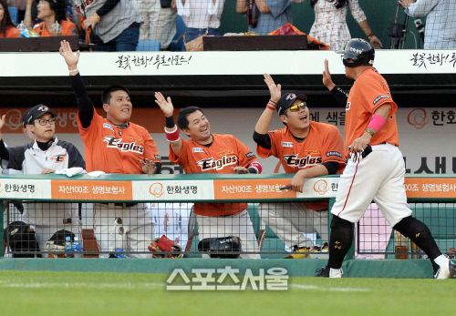 [SS포토] 다이너마이트 타선 터진 한화, 덕아웃 분위기도 후끈!