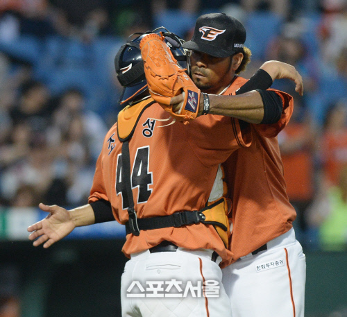 [SS포토] 한화 로저스, 127구 완투로 롯데 9-2 제압하며 4연승!