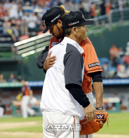 [SS포토] 한화 김성근 감독, 9-2 완투승 로저스를 끌어안더니...
