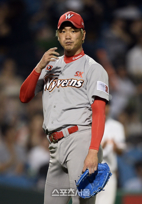 [SS포토]SK 김광현, 한화 양성우에게 역전타 허용