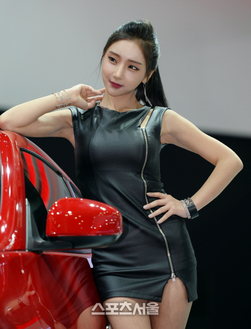 [SS포토] 레이싱모델 김미나, 애기피부에 육감적 몸매