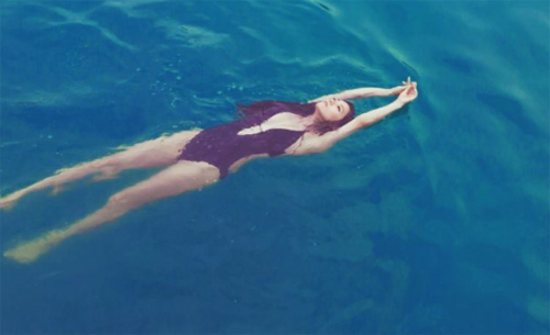 [★SNS] 클라라, 볼륨 드러낸 수영복 입고 물에 '둥둥'