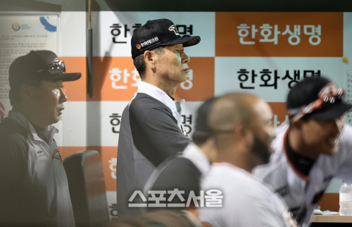 [SS포토]한화 김성근 감독, \'8회말 기회가 왔다!\'