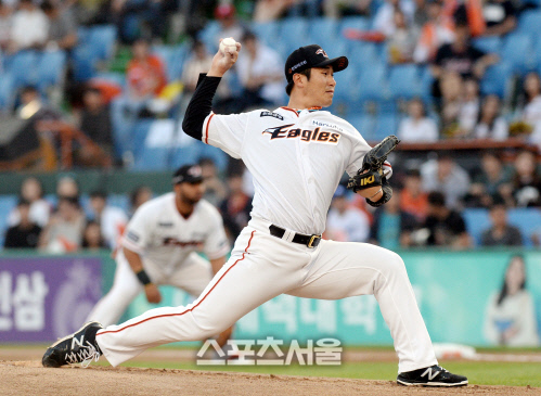 [SS포토] 한화 장민재, NC전 선발 1회 1실점으로 영점 조절...