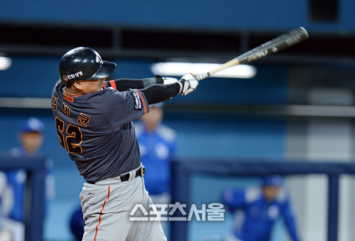 [SS포토] 김태균, \'스윕\'을 부르는 연장10회 적시타