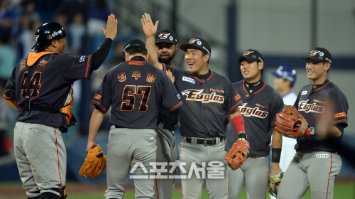 [SS포토] 마리한화, 삼성 스윕하며 4연승 질주