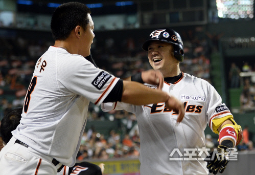 [SS포토]한화 차일목 홈런에 누구보다 기뻐하는 양성우