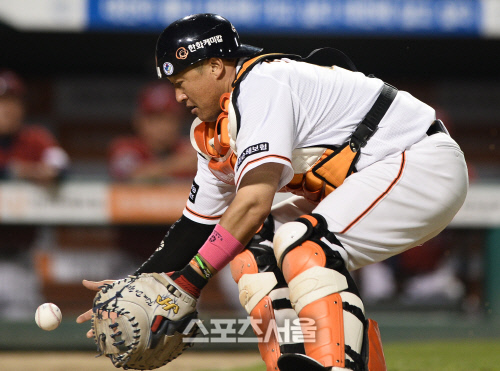 [SS포토]한화 조인성, 6회초 실책으로 선두타자 출루 허용