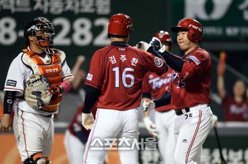 [SS포토]조인성의 실책은 결국 이범호의 홈런으로 이어지고...