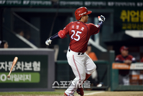 [SS포토]KIA 이범호, 홈런 넘어간다!