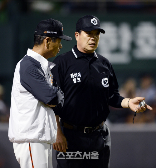 [SS포토]한화 김성근 감독, 0대0 팽팽한 6회초 합의 판정 요청