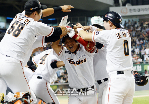 [SS포토]8회말 정근우의 스리런으로 경기 뒤집는 한화