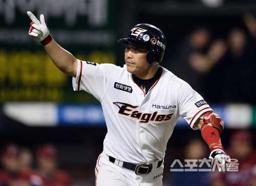 [SS포토]한화 정근우, 홈런 한 방으로 뒤집었다!