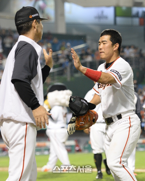 [SS포토]정근우와 하이파이브 나누는 김성근 감독
