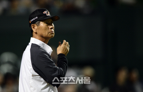 [SS포토]합의 판정 기다리는 김성근 감독, \'중요한 순간인데...\'