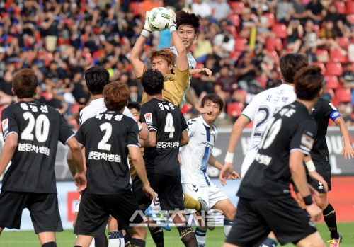 [SS포토] 성남 김동준 골키퍼, 전북의 파상공세 막아내는 선방!