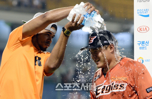 [SS포토]로저스의 물세례를 맞는 양성우