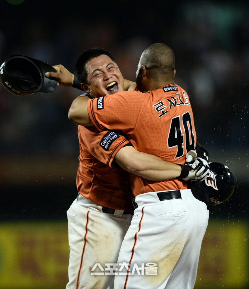 [SS포토]한화의 극적인 승리 만들어낸 양성우와 로사리오