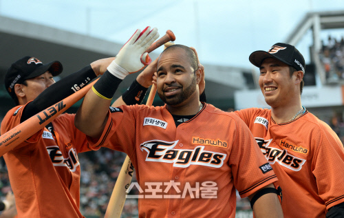 [SS포토]역전 2점 홈런 신고하는 한화 로사리오