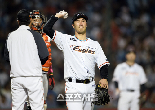 [SS포토]한화 장민재, 5.2이닝 3실점 강판