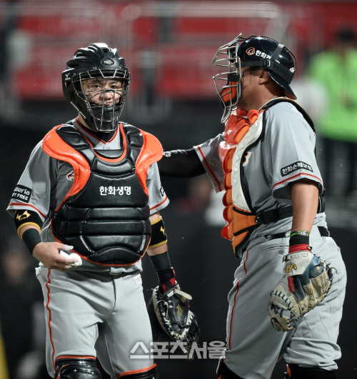 [SS포토]한화 차일목, 본헤드 플레이 후 곧바로 조인성으로 교체
