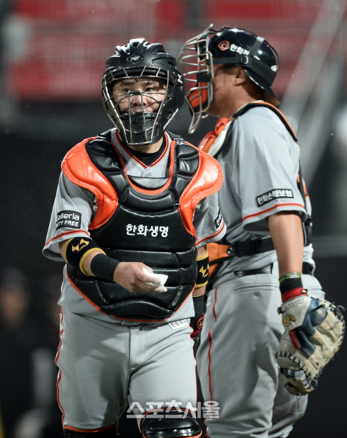 [SS포토]당혹스런 플레이로 교체 아웃되는 차일목