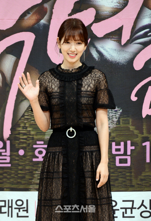 [SS포토]시스루 원피스로 멋낸 박신혜