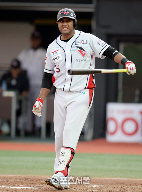 [SS포토] 인상 쓰는 마르테 \'왜 안 맞는거야?\'