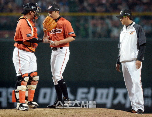 [SS포토] 연승 노리는 한화의 승부수, 넥센전 8회 투입되는 정우람!