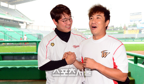 [SS포토] 주먹다짐 살벌했던 류제국과 김강민, 미소로 화해했다!