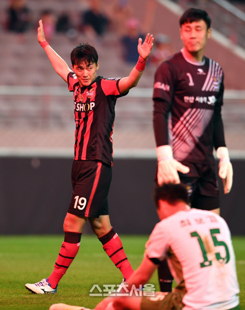 [SS포토]두 골 몰아넣고 기뻐하는 윤주태