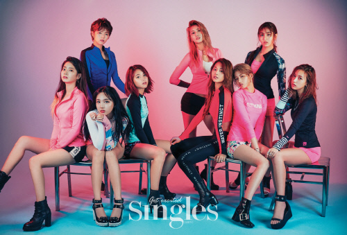 싱글즈_7월_트와이스_1