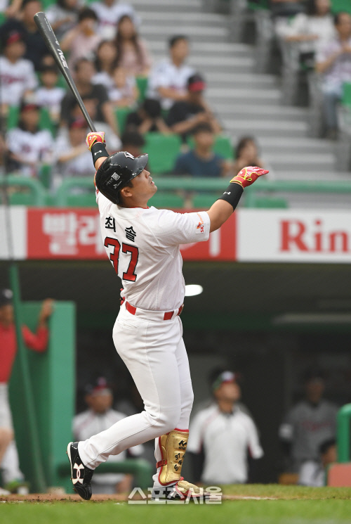 [SS포토] SK 정의윤, 최솔의 이름으로 방망이 휘두른 까닭은?