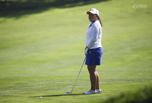 박인비 14번홀 세컨샷전 코스 바라보고 있다