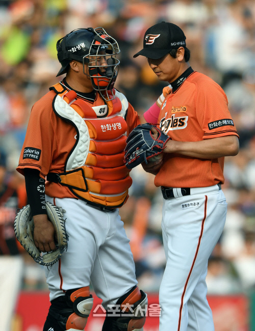 [SS포토]교체되는 심수창 격려하는 포수 조인성