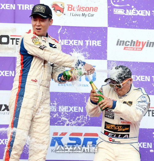 [SS포토]엔페라 GT-300 우승 이동호, \'유승현과 샴페인 전쟁을 해볼까~\'