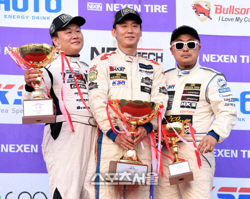 [SS포토]엔페라 GT-300 우승 이동호, \'내가 포디움 가운데에 섰어~\'
