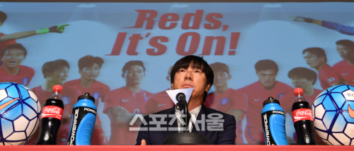 [SS포토] 신태용 감독, 국내 훈련 없이 17일 출국