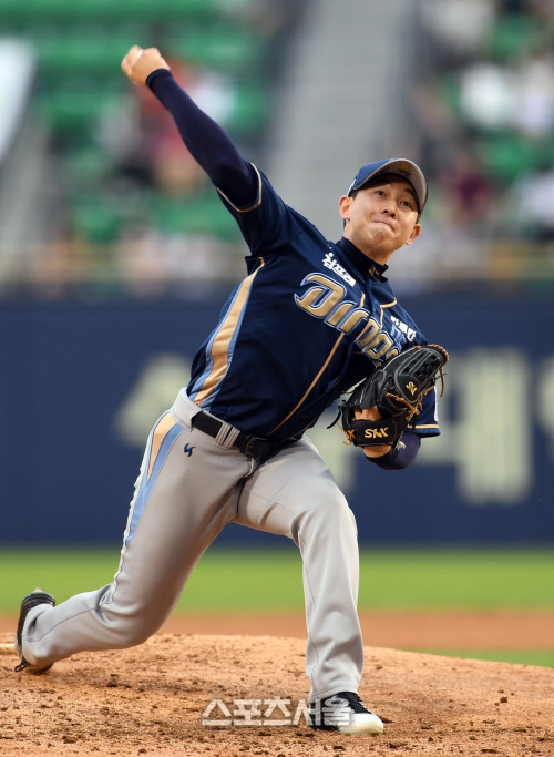 [SS포토]1군 데뷔전에서 힘차게 공 부리는 NC 임서준