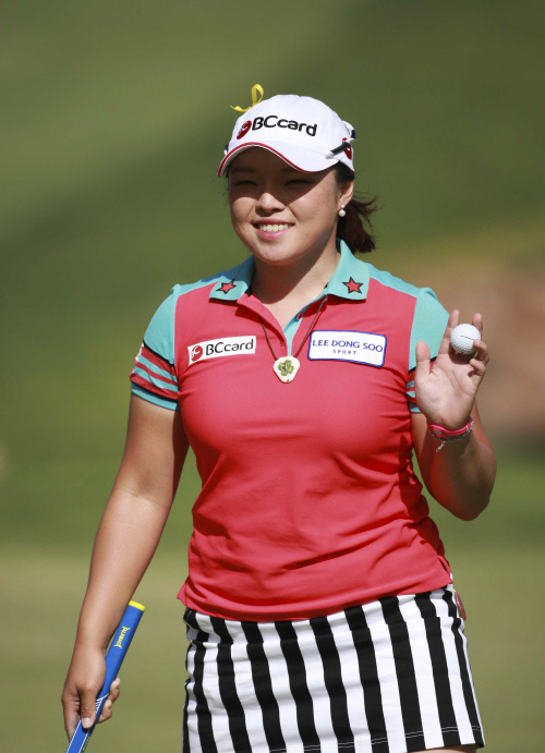 장하나 18홀 버디 성공후 홀아웃하며 인사하고 있다