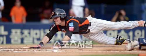 [SS포토]그라운드를 한바퀴 돈 아두치, \'홈베이스를 온몸으로 훓었다\'\'