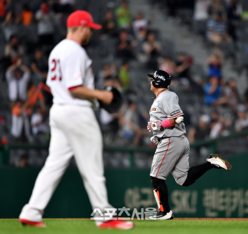 켈리상대로 3-4 추격하는 조인성 솔로홈런[SS포토]