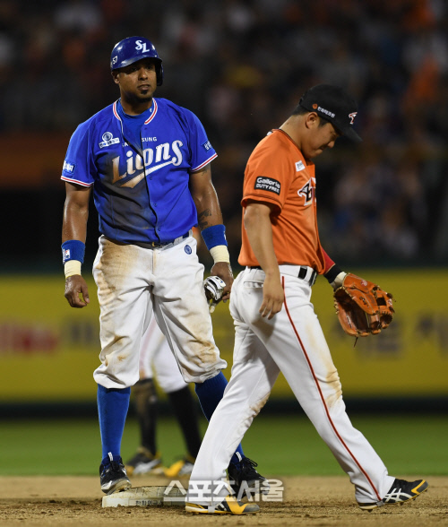 [SS포토]정근우 노려보는 발디리스, \'자꾸 나한테 왜 그래!\'