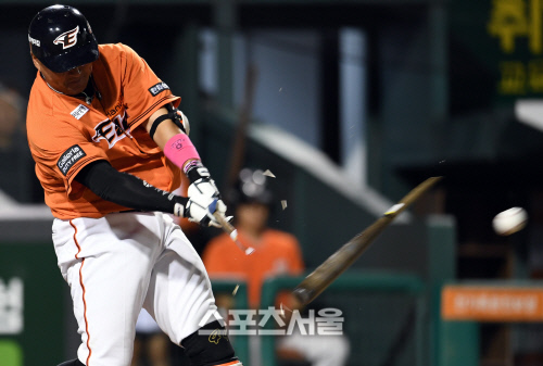 [SS포토]대타 조인성, 배트 부러지는 행운의 안타