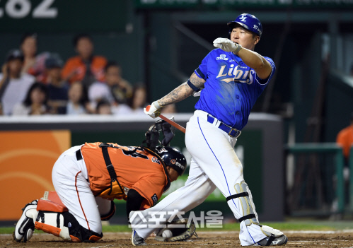 [SS포토]조인성의 뒷머리 치는 최형우의 배트, '너무 세게 휘둘렀나...'