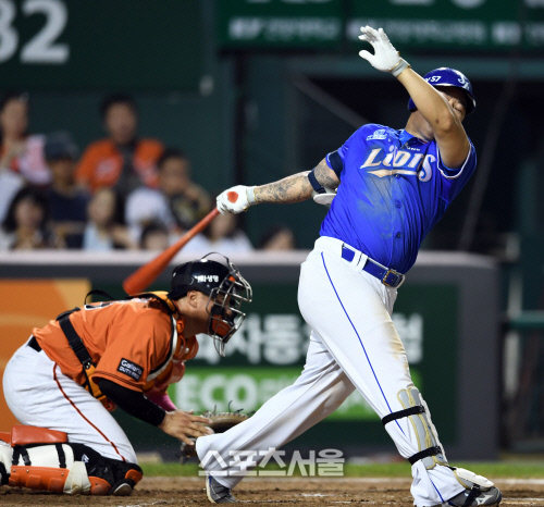 [SS포토]최형우의 배트가 조인성의 뒷머리를...