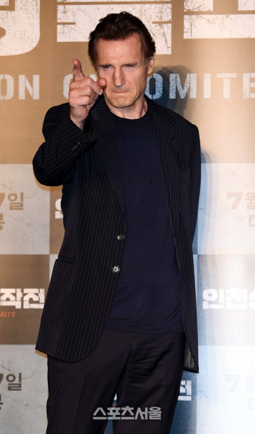 [SS포토]리암 니슨, \'빵야~\'