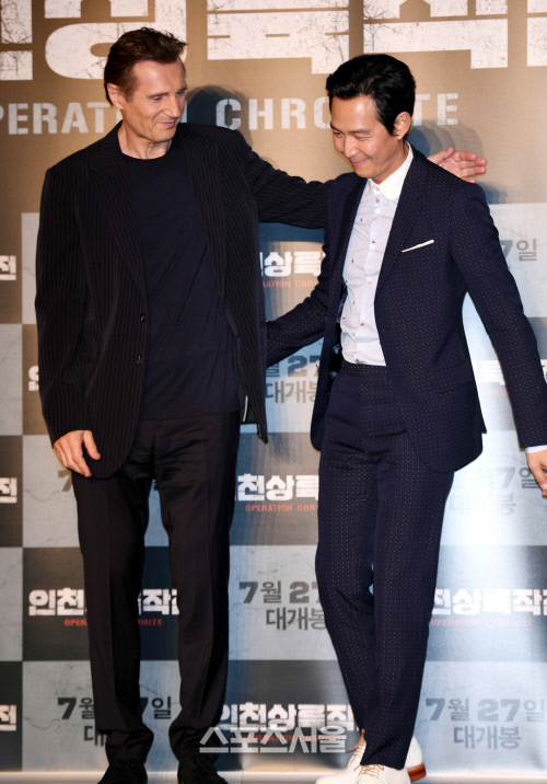 [SS포토]리암 니슨, \'이정재, 어서 오게나~\'