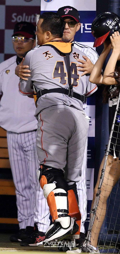 [SS포토]현장에서 우정을 다지는 서용빈과 조인성, '인성아! 언능와, 형이 안아줄께~~'