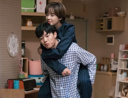 "부둥부둥 공주님" 류준열♥황정음, 어부바도 가뿐하게 '케미 폭발'